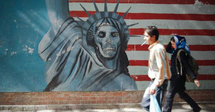 Mural w okolicy ambasady amerykańskiej w Teheranie, 2007 rok. Za: faretra.info