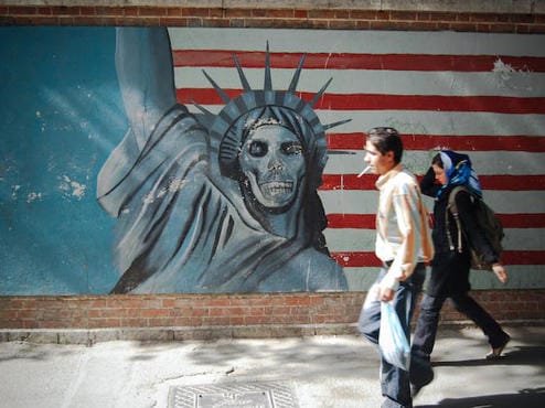 Mural w okolicy ambasady amerykańskiej w Teheranie, 2007 rok. Za: faretra.info