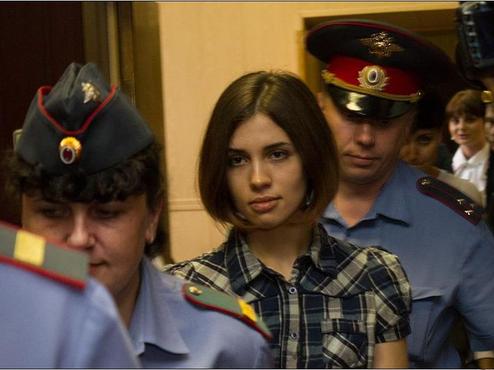 800px-nadezhda_tolokonnikova_pussy_riot_at_the_moscow_tagansky_district_court_-_denis_bochkarev