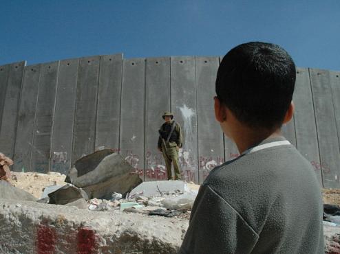 800px-boy_and_soldier_in_front_of_israeli_wall