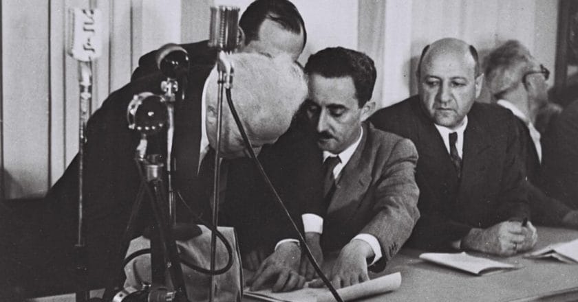 Ben_Gurion_Signing_the_Declaration_of_Independence