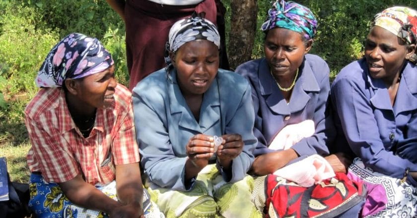 Women_in_Meru,_Kenya,_examining_Menstrual_Cups