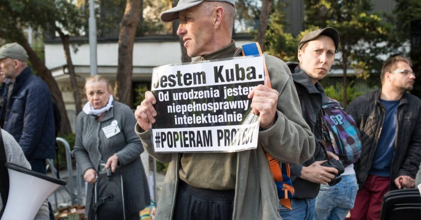 Protest opiekunów osób z niepełnosprawnością przed Sejmem, 27 kwietnia 2018. Fot. Jakub Szafrański