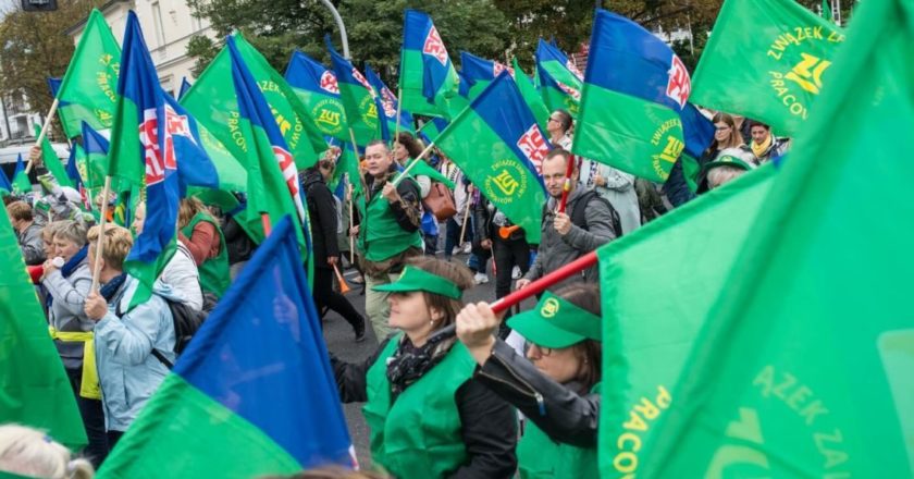 22 września. OPZZ prowadzi ulicami Warszawy demonstrację przeciwko niskim płacom. Fot. Jakub Szafrański