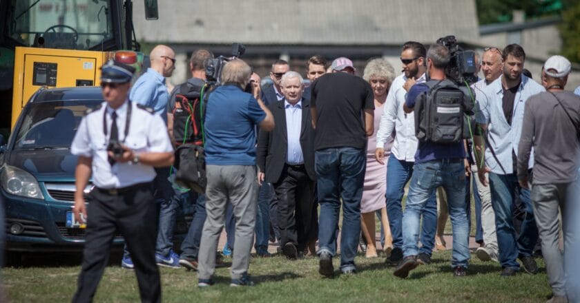 Prezes PiS Jarosław Kaczyński zmierza na scenę podczas pikniku rodzinnego PiS w Zbuczynie k. Siedlec, 11 sierpnia 2019, fot. Dawid Krawczyk