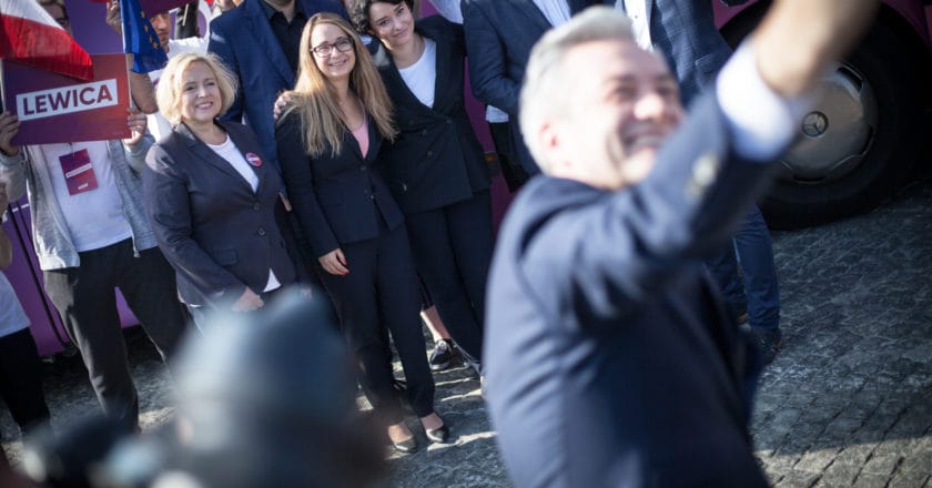 Prezes Wiosny Robert Biedroń robi zdjęcie politykom Lewicy przed odjazdem Lewicobusa w kampanijną trasę, 14 września 2019, fot. Dawid Krawczyk