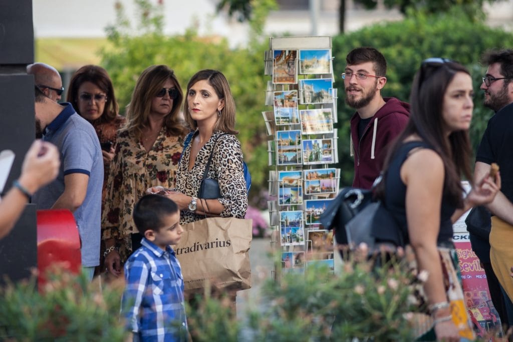 Turyści kupują pocztówki w Sewilli. Fot. Dawid Krawczyk