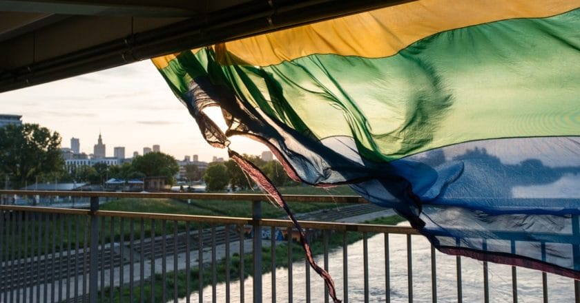 Tęczowa flaga podarta po homofobicznym ataku na Moście Łazienkowskim w Warszawie. Fot. Jakub Szafrański.