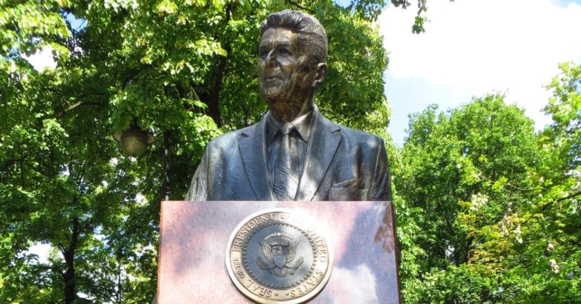 Pomnik-Ronalda-Reagana-Warszawa