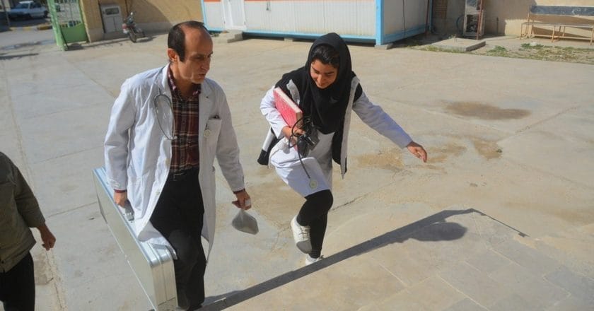 Lekarz i lekarka w Bushkan na południu Iranu. Fot. Hossein Moammeri/farsnews CC-BY-4.0
