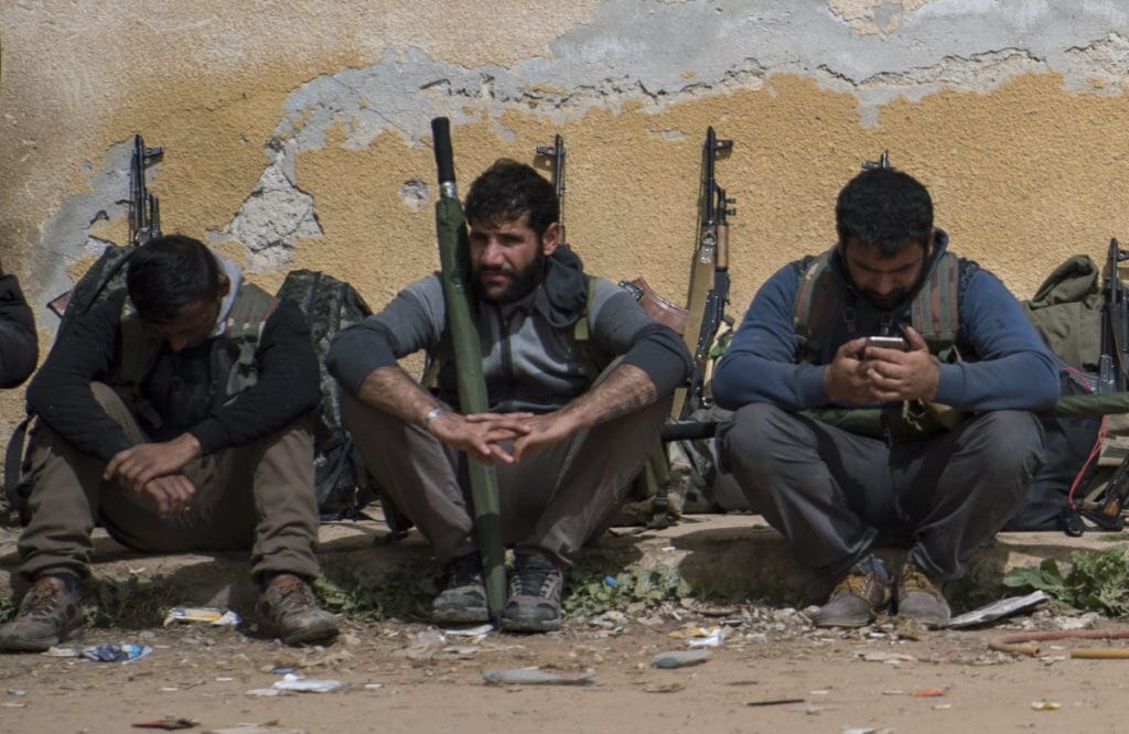 Kurdyjscy bojownicy po po przegranej bitwie o Efrîn