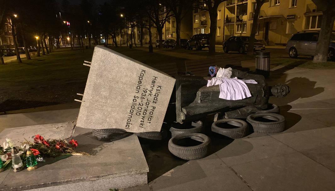 Przewrócony pomnik Henryka Jankowskiego. Fot. tt @sekielski