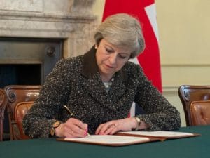 theresa-may-podpisuje-brexit