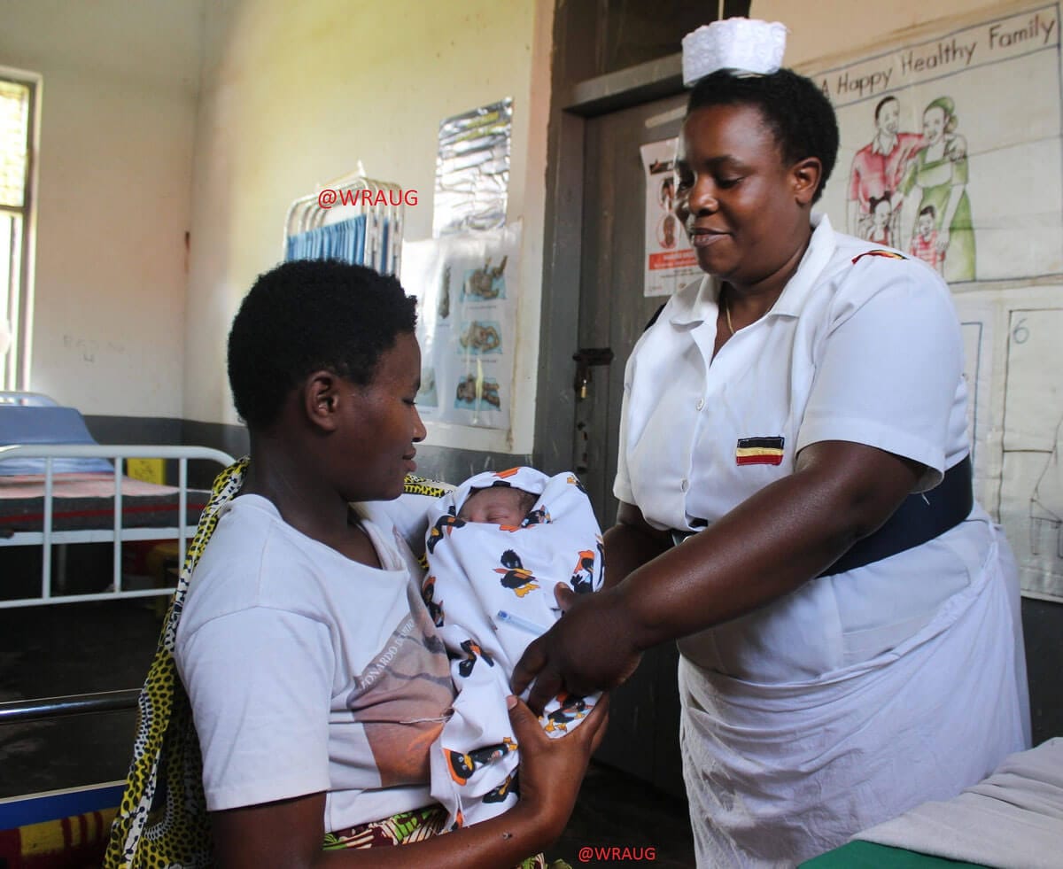 Matka z dzieckiem i położna w Ugandzie. Fot. The White Ribbon Alliance, flickr.com