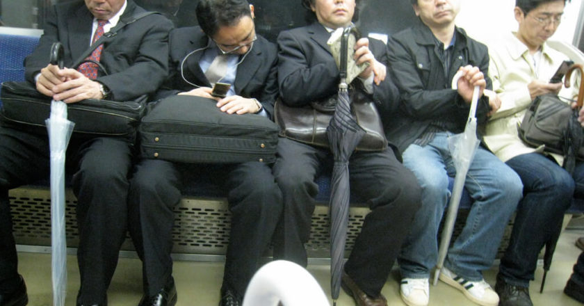 spiacy-mezczyzni-metro