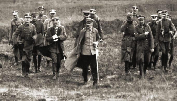Józef Piłsudski ze sztabem, wiosna 1920. Fot. wikipedia