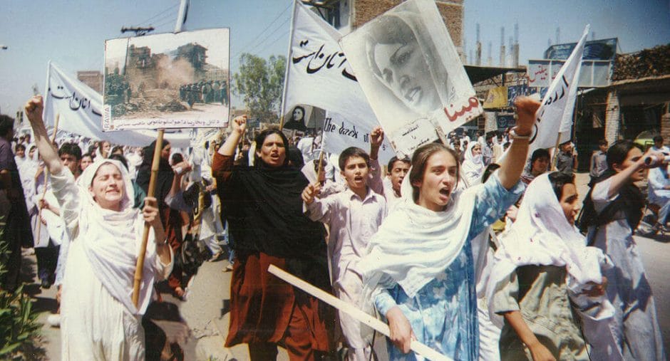 Rewolucyjne Stowarzyszenie Kobiet Afganistanu. Protest w 1998 roku w Pakistanie. Fot Wikimedia Commons