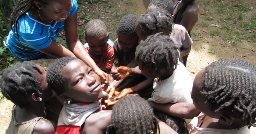 Dzieci i pielęgniarz myjący dłonie w czasie epidemii cholery w 2013 roku Zdj. Benjamin Dahl.