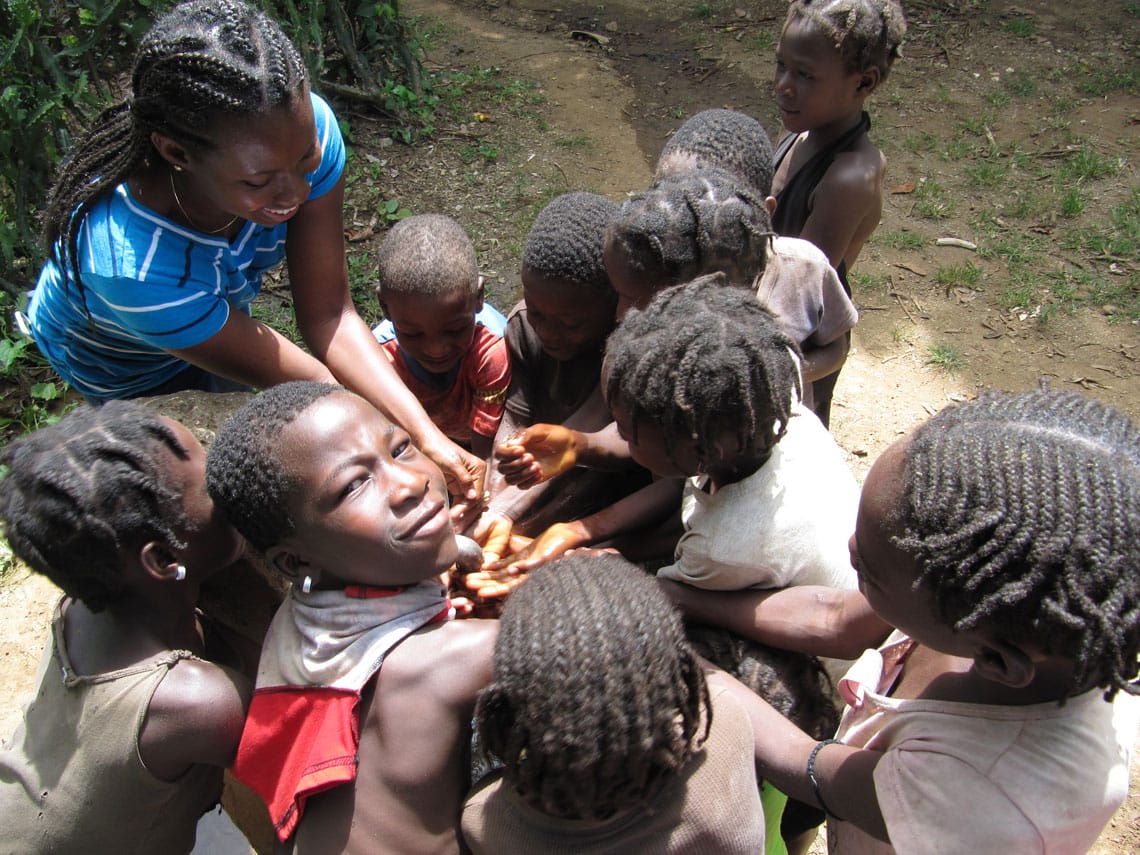 Dzieci i pielęgniarz myjący dłonie w czasie epidemii cholery w 2013 roku Zdj. Benjamin Dahl.