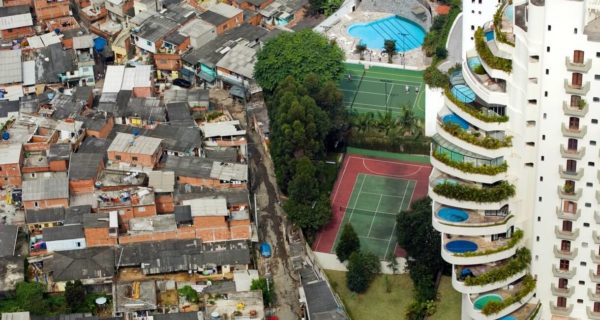 Slumsy w brazlijskim São Paulo, graniczące z zamożną dzielnicą Morumbi. Fot. Tuca Vieira / Oxfam