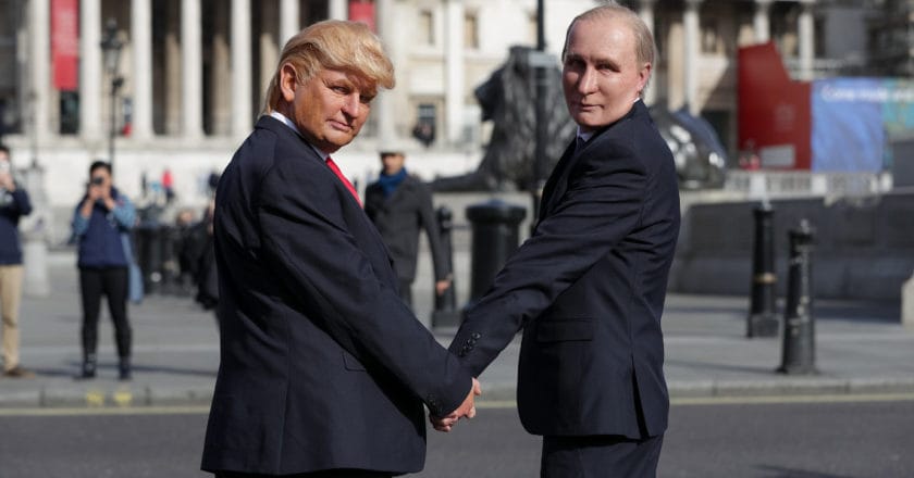 Aktorzy przebrani za Trumpa i Putina