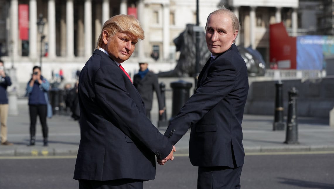 Aktorzy przebrani za Trumpa i Putina