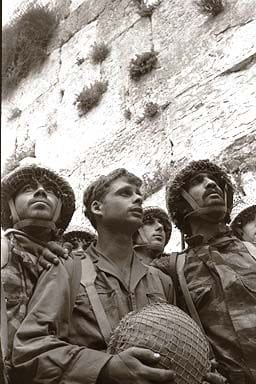 Izraelscy żołnierze przy Ścianie Płaczu w 1967. Fot. David Rubinger, Knesset, CC.