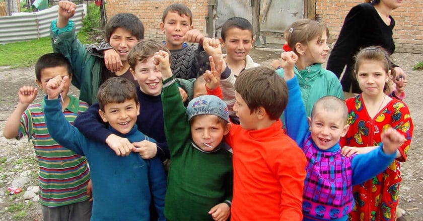 Czeczeńskie dzieci w obozie dla uchodźców w Inguszeti. Fot. Farrukh