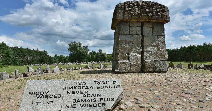 Pomnik-Ofiar-Obozu-Zagłady-w-Treblince