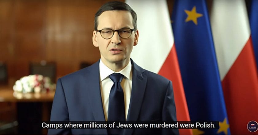Zrzut ekranu. Oświadczenie premiera Morawieckiego z automatycznym tłumaczeniem YouTube.