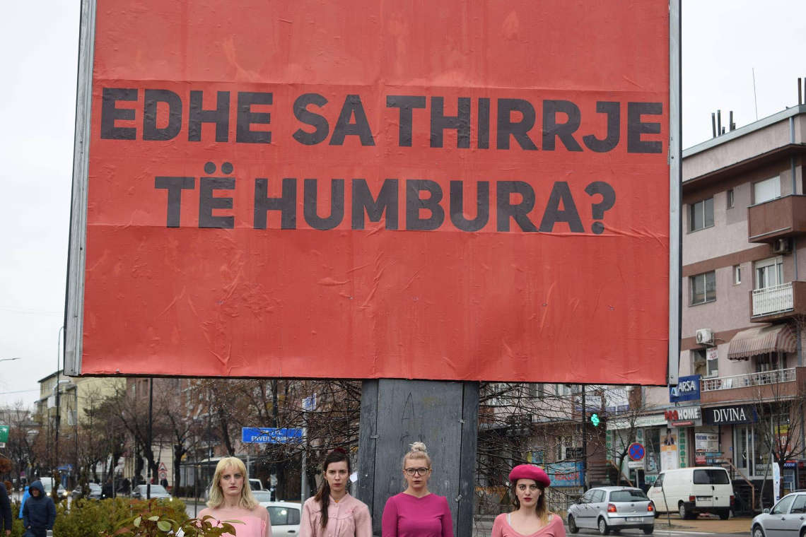 Kosowo, trzy billboardy