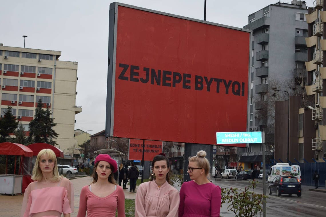 Kosowo, trzy billboardy