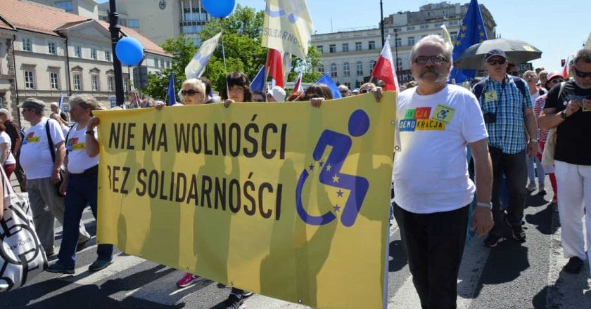 Marsz popierających żądania rodziców osób z niepełnosprawnościami. Fot. FB Krystian Kosiński