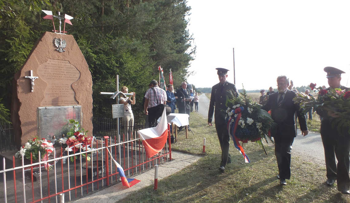 Pomnik w Rząbcu podczas uroczystości w roku 2015. Fot. Wojciech Domagała [CC BY-SA 4.0], Wikimedia Commons