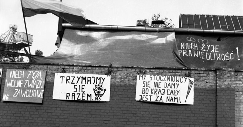 asła strajkowe na murach Stoczni Gdańskiej, sierpien 1980. Fot. Tadeusz Kłapyta, wikimedia commons