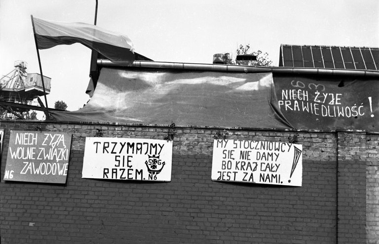 asła strajkowe na murach Stoczni Gdańskiej, sierpien 1980. Fot. Tadeusz Kłapyta, wikimedia commons