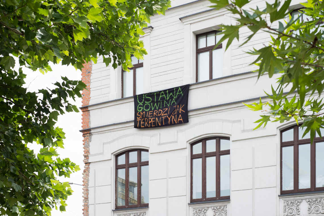 Transparent na jednym z budynków Uniwersytetu Artystycznego w Poznaniu. Fot. Tytus Szabelski