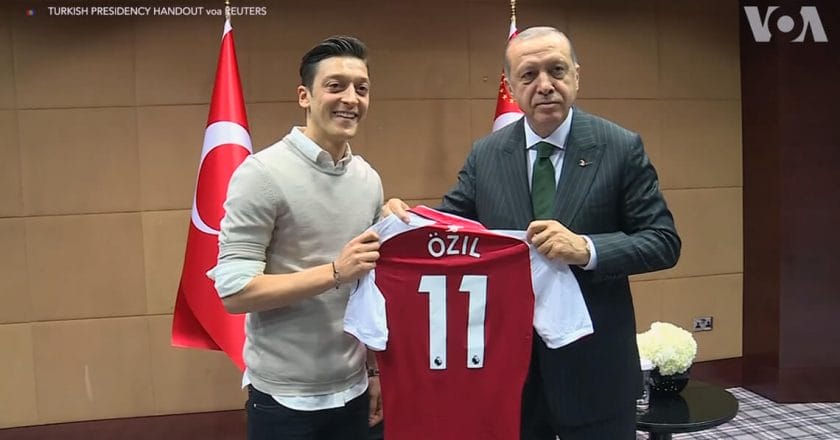 Mesut Özil i Recep Tayyip Erdogan. Fot. kadr YouTube.com