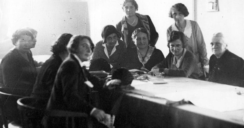 Posiedzenie klubu parlamentarnego Bezpartyjnego Bloku Współpracy z Rządem w sejmie (Zofia Moraczewska siedzi trzecia od prawej), 26 listopada 1930, licencja CC BY, źródło: Narodowe Archiwum Cyfrowe