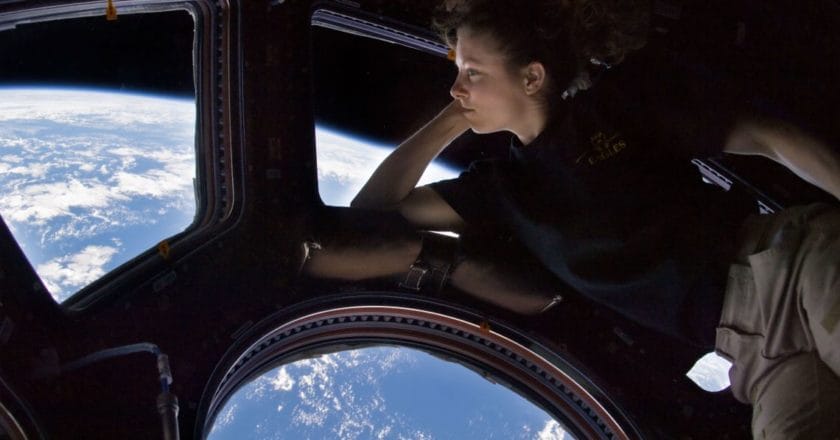 Tracy_Caldwell_Dyson_in_Cupola_ISS