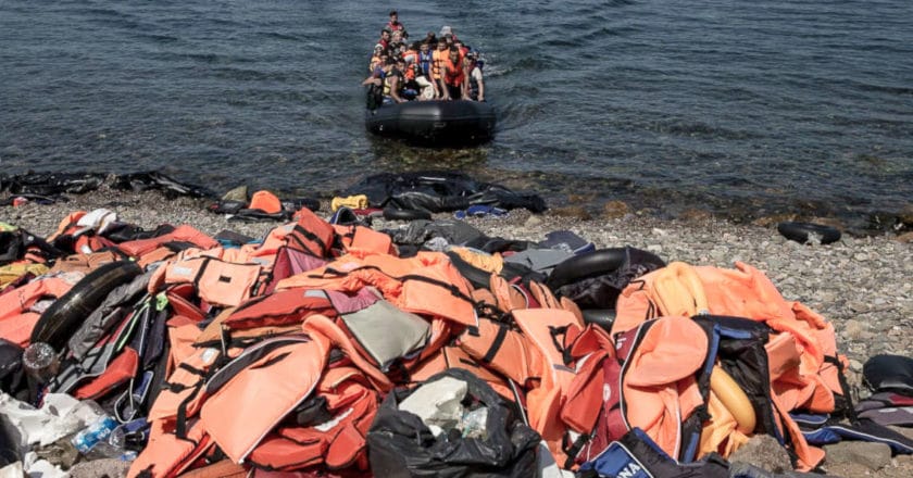 Uchodźcy dopływają na wyspę Lesbos. Fot. domena publiczna