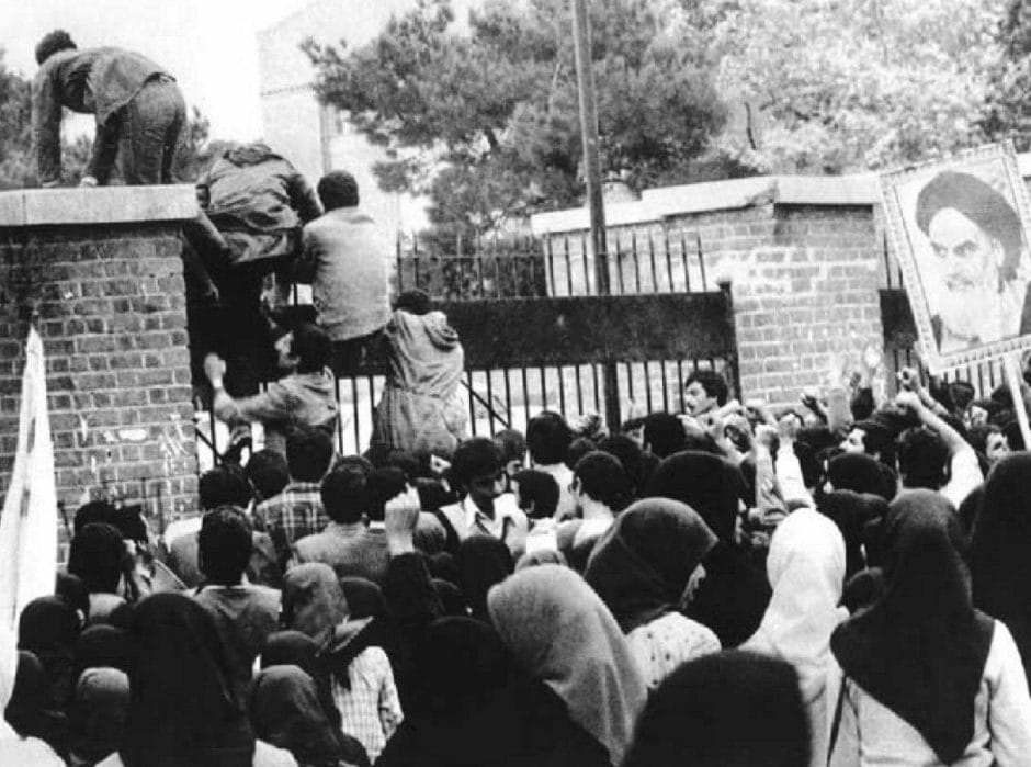 Irańscy studenci wdzierają się na teren ambasady USA w Teheranie. CC BY-SA 4.0