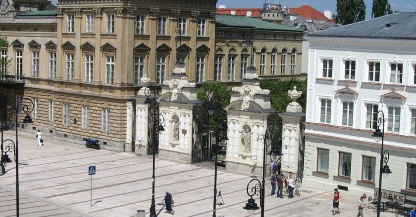 Brama główna Uniwersytetu Warszawskiego. Fot. Wikimedia Commons