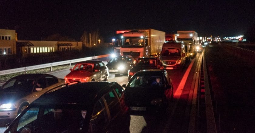 Kolejka aut wracających do kraju na przejściu granicznym w Jędrzychowicach. Fot. Jakub Szafrański