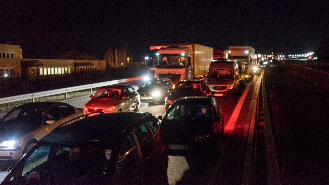 Kolejka aut wracających do kraju na przejściu granicznym w Jędrzychowicach. Fot. Jakub Szafrański