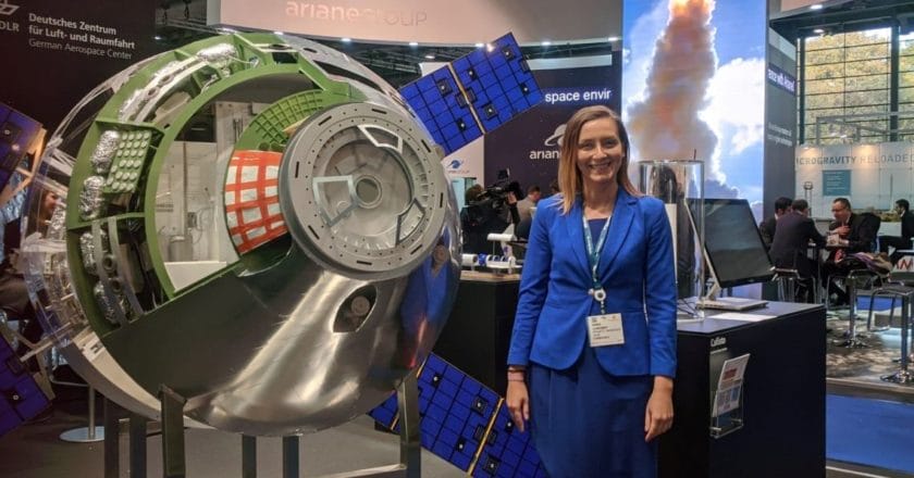 Space Expo 2019 r. Anna pozuje obok swoich projektów – Oriona i rakiety nośnej ARIANE