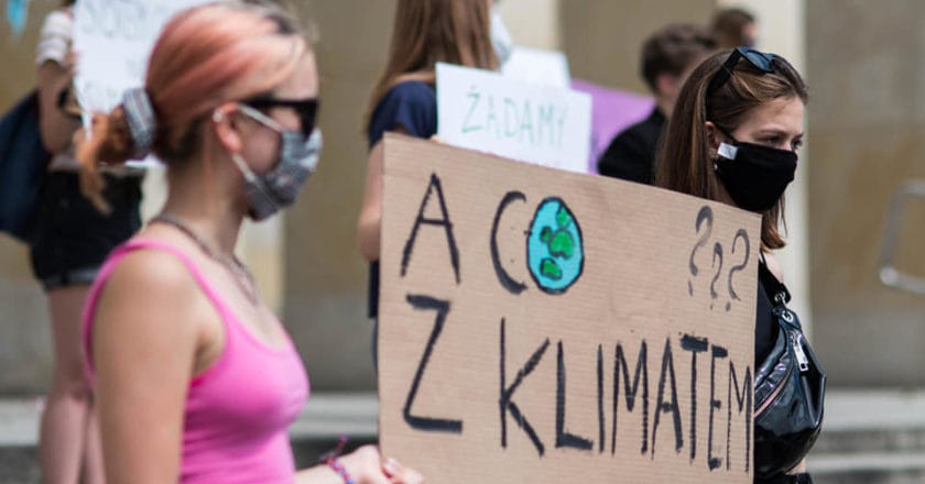 Aktywistki z Młodzieżowego Strajku Klimatycznego trzymają transparent z hasłem „A co z klimatem?”. Źródło: Facebook/MSK