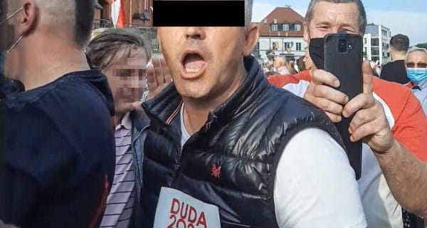 Fan Andrzeja Dudy ubliża aktywistkom MSK w Biaymstoku. Fot. facebook.com/FridaysForFuturePL