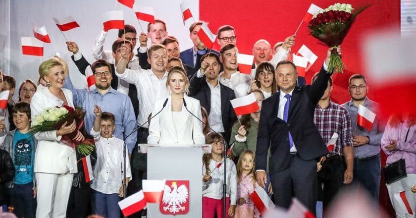 Kinga Duda przemawia podczas wieczoru wyborczego w Pułtusku. Źródło: Facebook/Andrzej Duda
