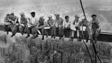 Robotnicy na budowie Rockefeller Centre w Nowym Jorku w 1932 roku. Fot. Wikimedia Commons CC0